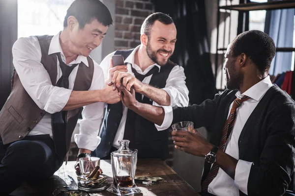 Glückliche Kollegen verbringen nach Feierabend Zeit miteinander — Stockfoto