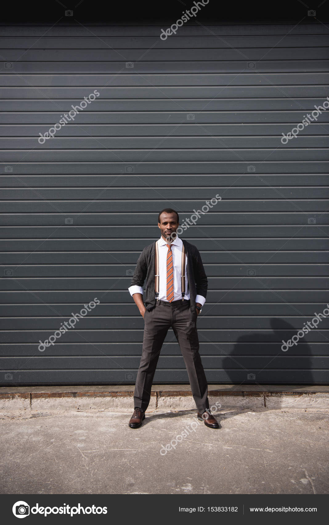 Junger selbstbewusster afrikanisch-amerikanischer Geschäftsmann im