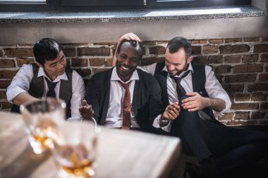 Grup yorgun İşadamlarından birlikte işten sonra dinlenme