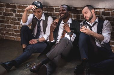 Grup yorgun şık İşadamlarından birlikte işten sonra dinlenme