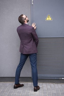 arkadan görünüşü şık işadamı Caddesi yakınlarında trafo peeing 