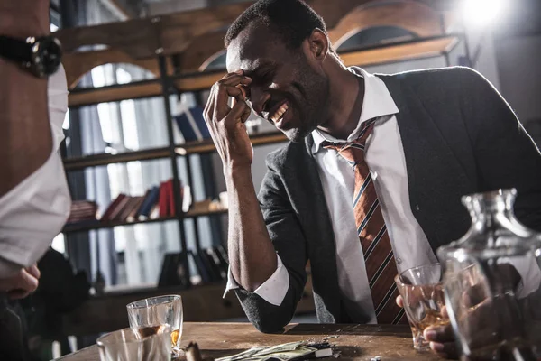 Портрет веселого бізнесмена, який п'є алкоголь після роботи — стокове фото