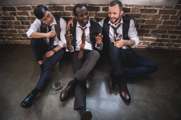 Hoge hoekmening van groep van moe zakenlieden rust samen na werk — Stockfoto