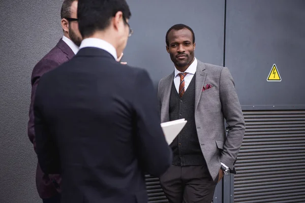 Gente de negocios discutiendo trabajar juntos cerca del moderno edificio de oficinas — Foto de Stock