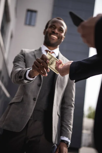 Fiatal afro-amerikai üzletember vesz pénz szabadban fejrevalók — Stock Fotó