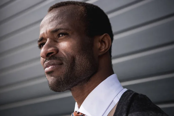 Nahaufnahme Porträt eines jungen afrikanisch-amerikanischen Geschäftsmannes im Freien — Stockfoto