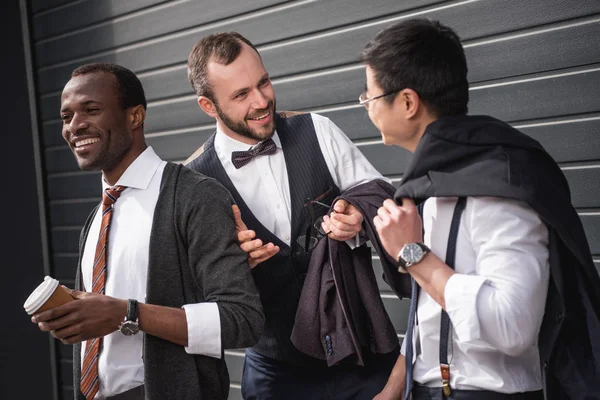 Jovens empresários multiétnicos em formalwear conversando em coffee break ao ar livre, reunião de equipe de negócios — Fotografia de Stock