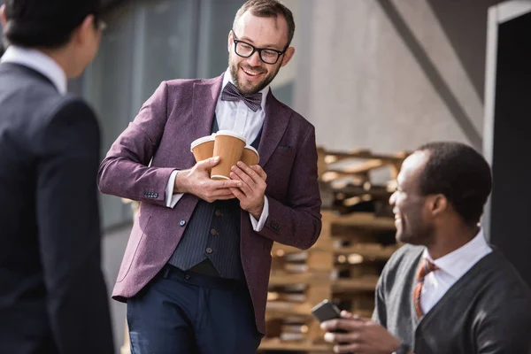 Jóvenes empresarios multiétnicos en formalwear reunión en coffee break al aire libre, reunión del equipo de negocios — Foto de Stock