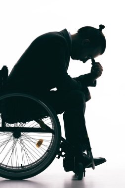 Tekerlekli sandalyede depresif adam