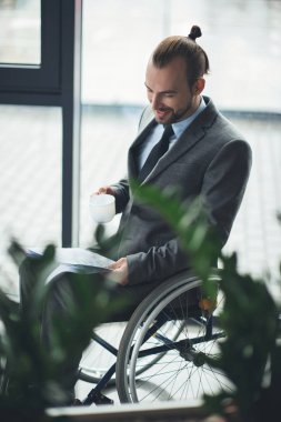 Tekerlekli sandalyede oturan işadamı