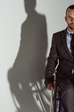 Tekerlekli sandalyede oturan işadamı