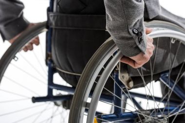 Bedensel Engelli adam tekerlekli sandalye üzerinde