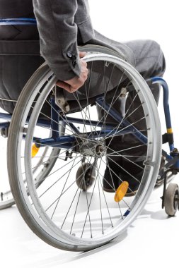 Bedensel Engelli adam tekerlekli sandalye üzerinde
