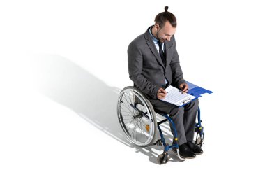 işadamı sözleşme imzalama tekerlekli sandalyede