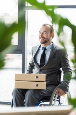 fiziksel olarak gülümseyen işadamı klasörlerle Özürlüler