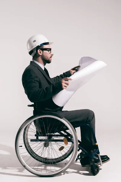 Инженер в инвалидной коляске с чертежом — стоковое фото