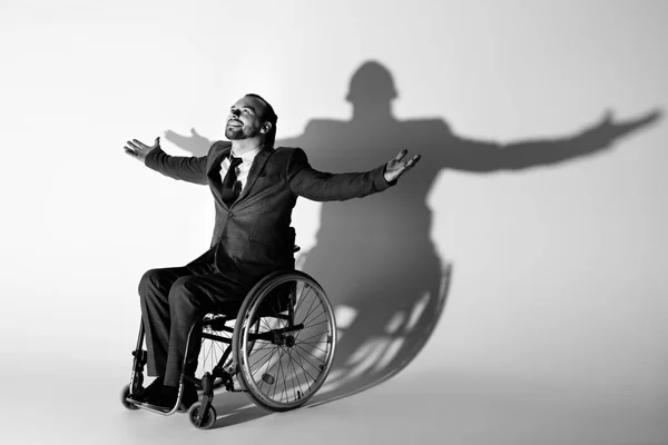 Biznesmen, siedząc na wózku inwalidzkim — Zdjęcie stockowe