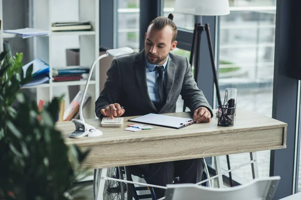 Geschäftsmann sitzt im Rollstuhl — Stockfoto