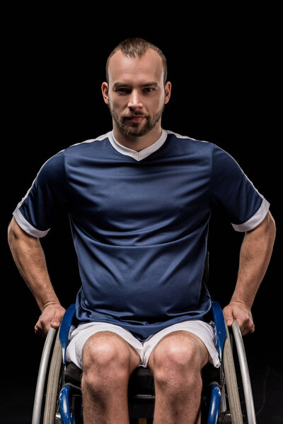 Паралимпийские игры в инвалидном кресле с улыбкой
