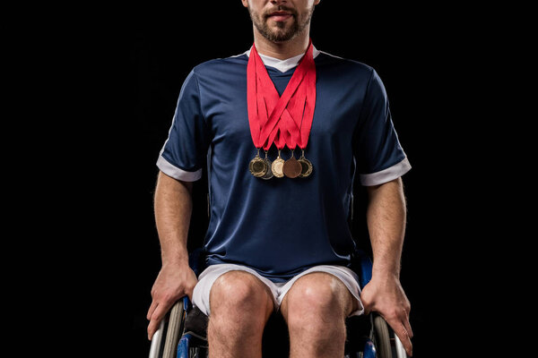 Паралимпийские игры в инвалидном кресле с трофеями
