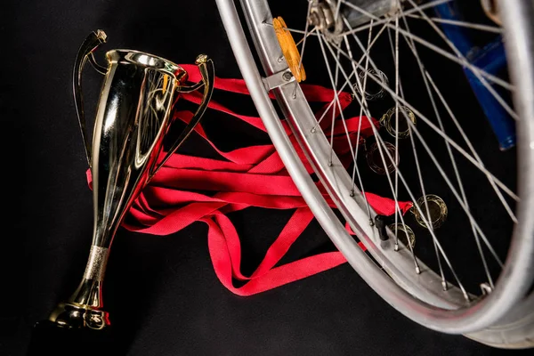 Cadeira de rodas em pé sobre troféus — Fotografia de Stock