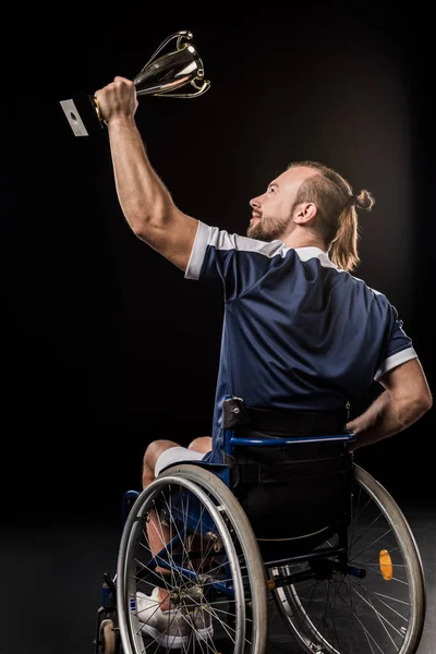 Desportista deficiente segurando troféu — Fotografia de Stock