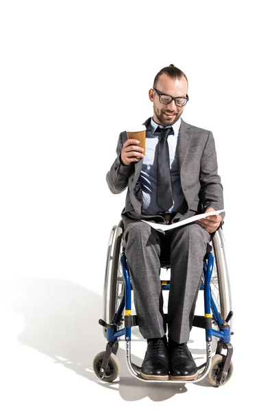 Empresario discapacitado leyendo periódico — Foto de stock gratis