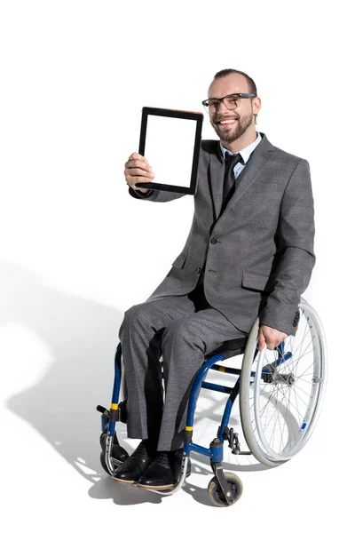Hombre de negocios con discapacidad física con tableta digital — Foto de Stock