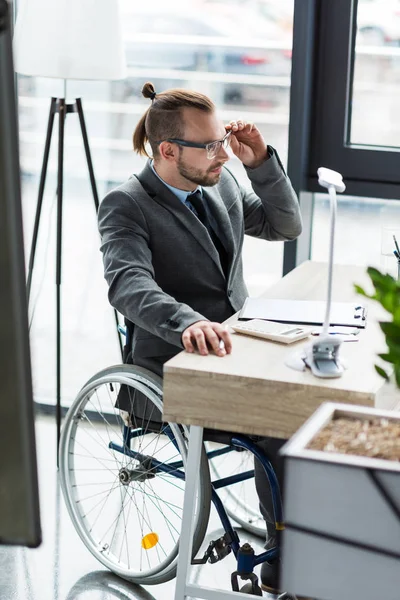 Physically handicapped businessman working at office — Free Stock Photo