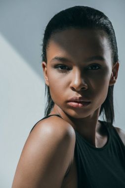 Afro-Amerikan şık kız