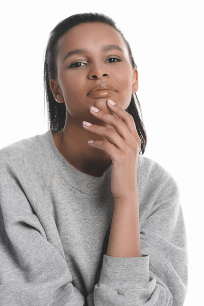 Молодая женщина в сером свитере
 