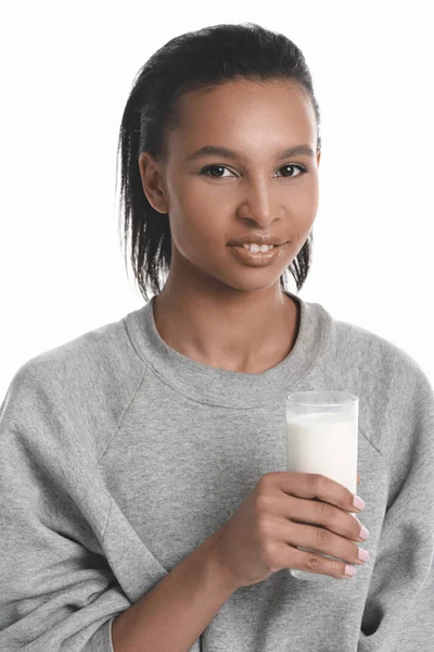 Joven bebiendo leche — Foto de stock gratuita