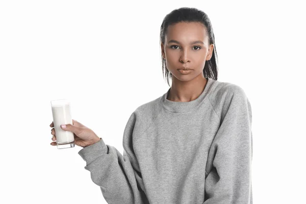 Fiatal nő ivás tej — Stock Fotó