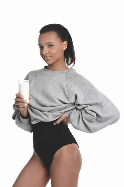 Süt içen genç kadın — Stok fotoğraf