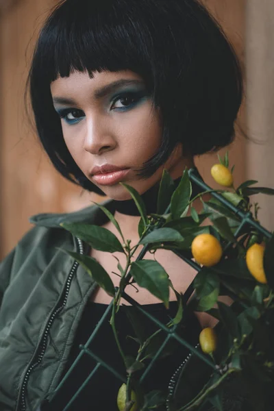 Женщина с лимонным деревом — стоковое фото