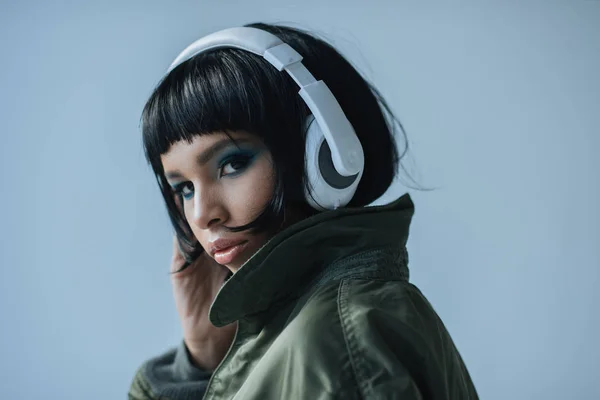 Mujer escuchando música — Foto de Stock