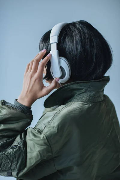 Kvinne lytter til musikk – stockfoto