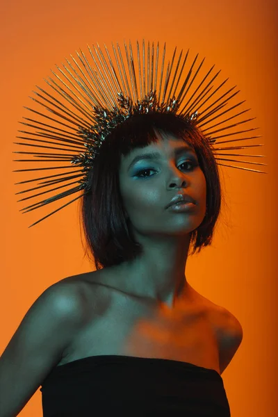Fashionabla afroamerikanska flicka i headpiece — Stockfoto