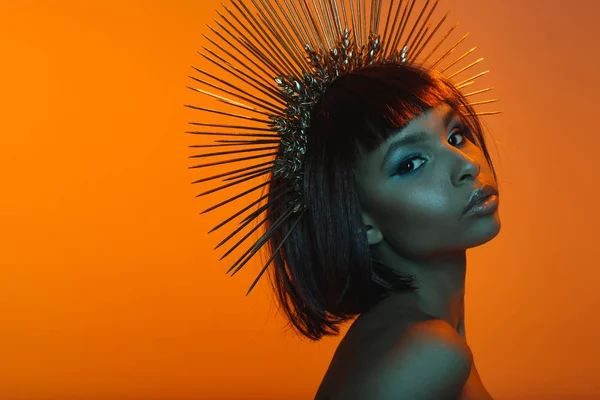 Menina americana africana elegante em headpiece — Fotografia de Stock