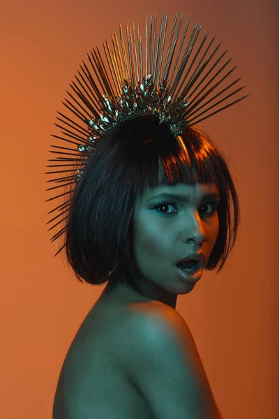 Mulher americana africana maravilhada em headpiece — Fotografia de Stock