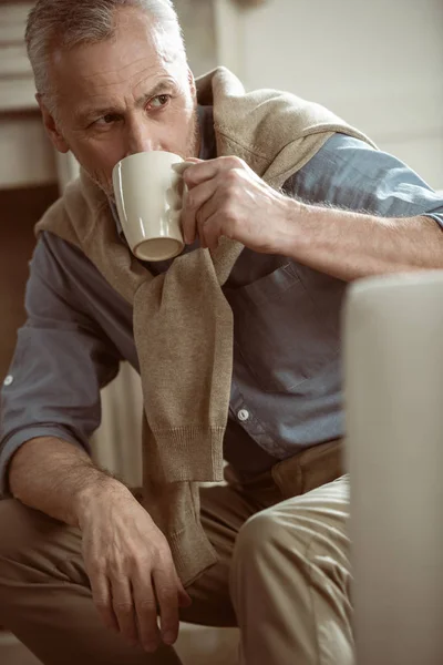 Man drinking tea — Stock Photo, Image