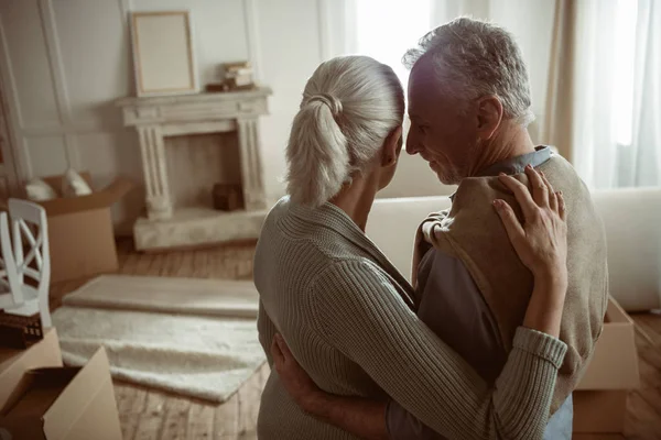 Senior couple embracing — Stock Photo, Image