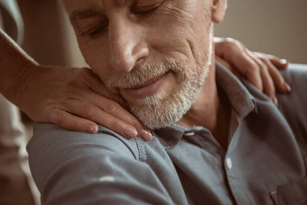 Человек с закрытыми глазами
