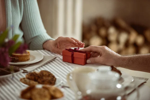 Mari donnant cadeau à sa femme — Photo