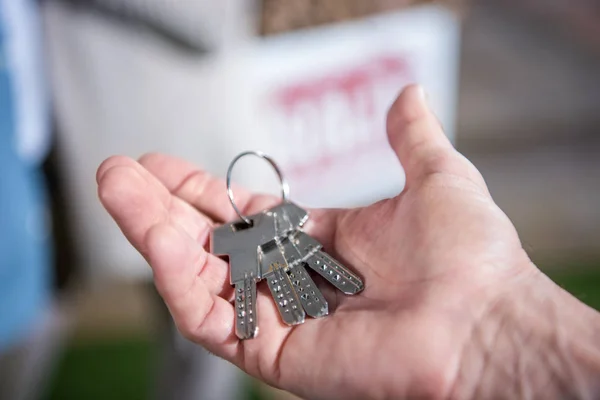 Saleman innehav nycklar — Stockfoto