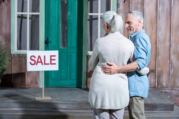 Couple vendant leur maison — Photo