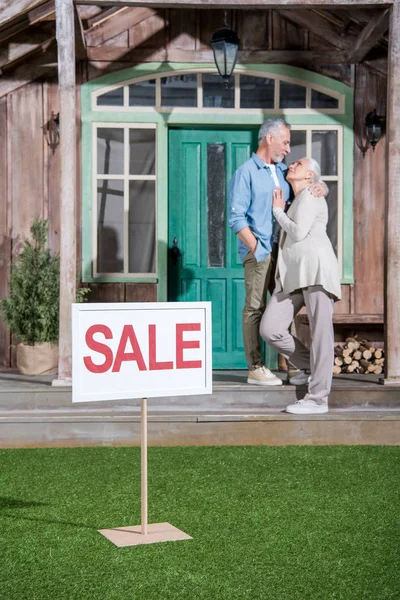 Senior paar in de buurt van huis te koop — Stockfoto