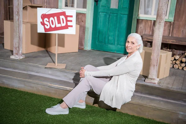 Senior woman near sold house — Stock Photo, Image