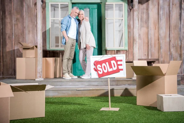 Couple moving into new house — Stock Photo, Image