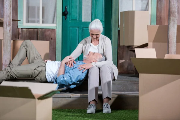 Paar die verhuizen naar een nieuw huis — Stockfoto